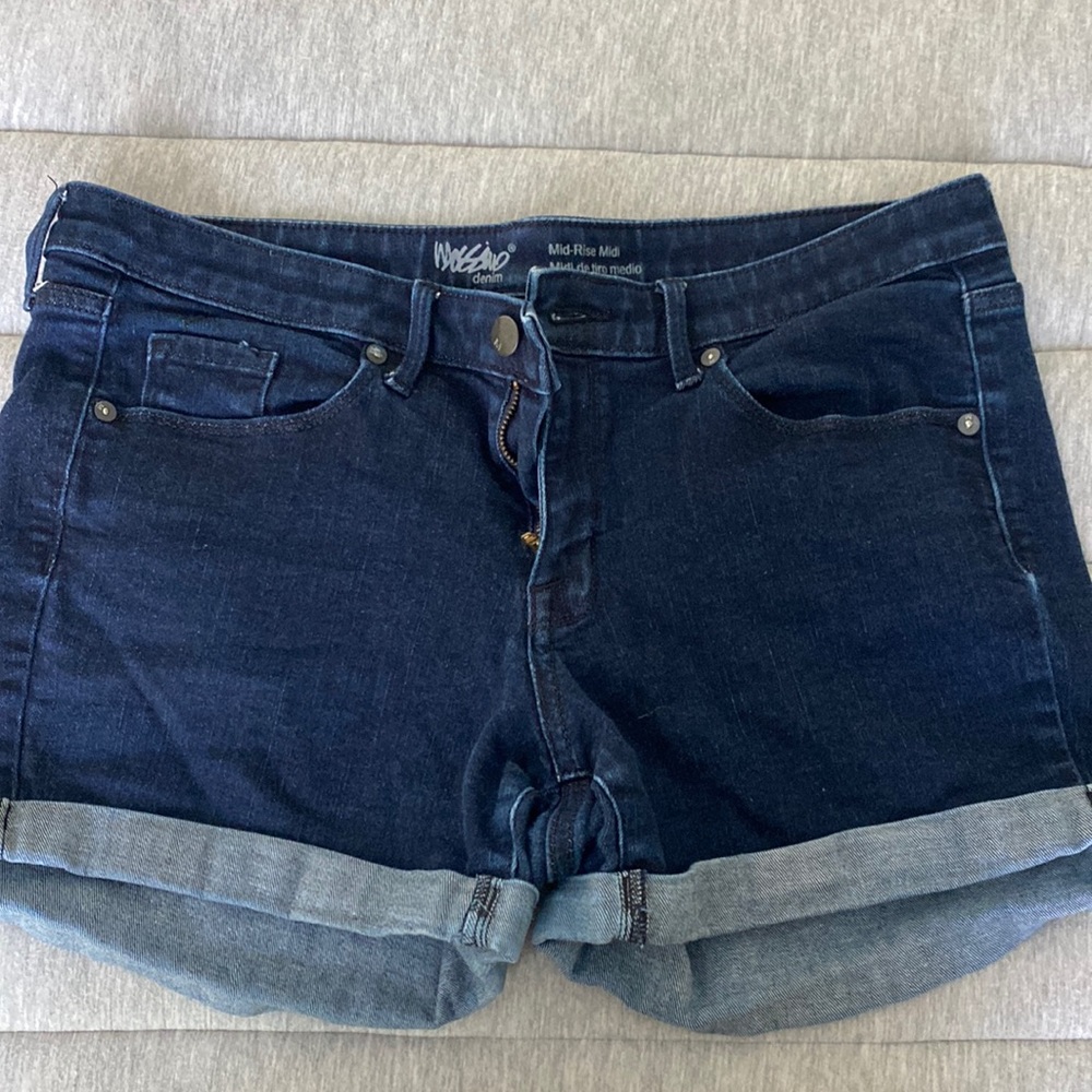 Soft denim, mid rise and super comfortable!